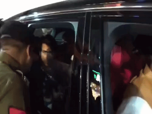 गुरुग्राम के सफायर मॉल में जैसे ही धीरेंद्र शास्त्री पहुंचे जनसमूह ने जय श्रीराम के नारे लगाकर उनका स्वागत किया।