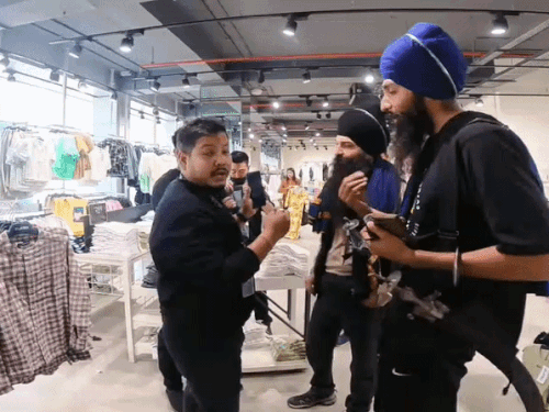 मैनेजर व स्टोर का स्टाफ सिख युवकों के साथ बहस करते हुए।