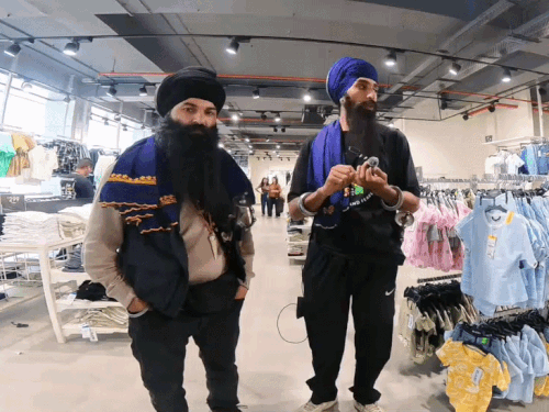 वीडियो के अंत में जानकारी देते हुए सिख युवक।