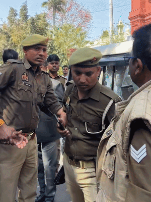 सिविल कोर्ट परिसर में पिस्टल और कारतूस के साथ दो युवकों को पुलिस ने गिरफ्तार किया।