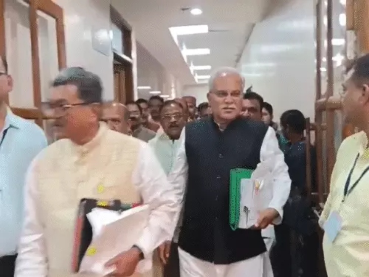 भूपेश बघेल के साथ कांग्रेस विधायक नारेबाजी करते हुए सदन से बाहर निकले थे।