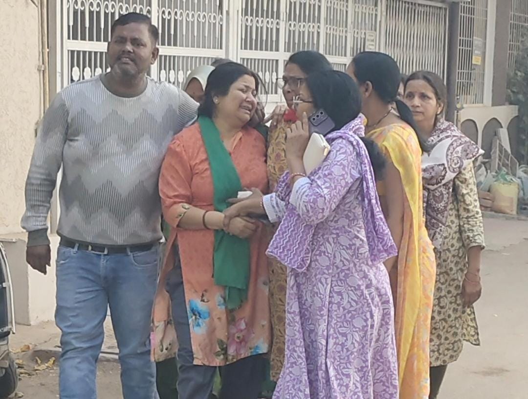 बेटे उत्कर्ष की मौत का पता चलने पर रोती मां को चुप करती अन्य महिलाएं।