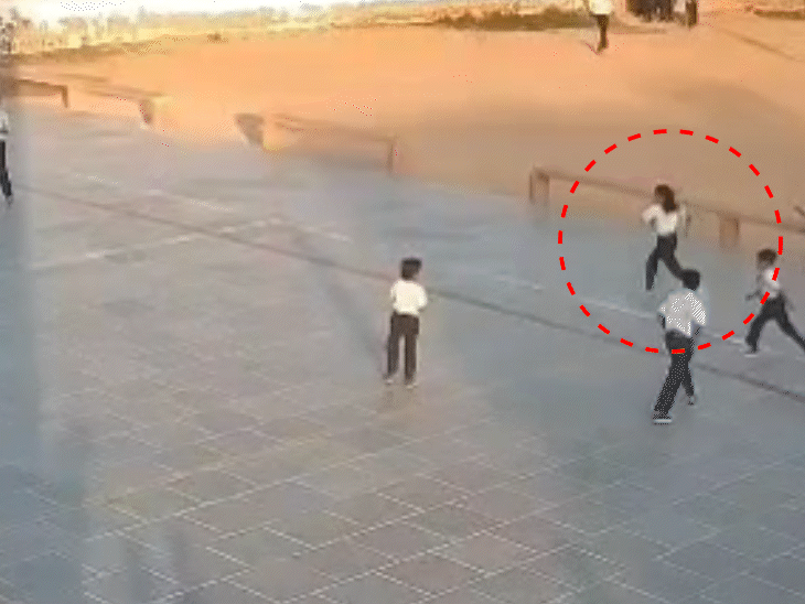 स्कूल में प्रार्थना से पहले दिव्या ग्राउंड में बच्चों के साथ खेल रही थी।