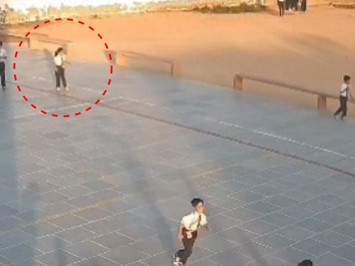 खेलते-खेलते दिव्या कुछ इस तरह अचानक लड़खड़ाकर ग्राउंड में गिर गई।