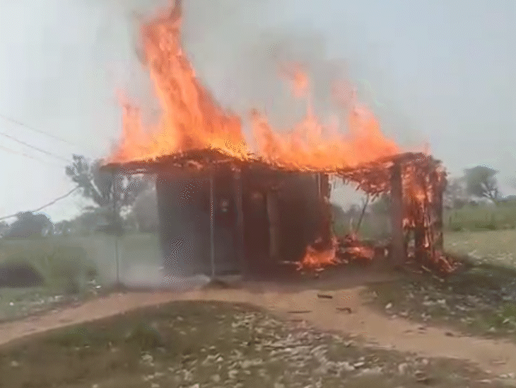 भरतपुर में शराब गोदाम का विरोध करने पहुंचे ग्रामीणों ने गोदाम को लगाई आग।