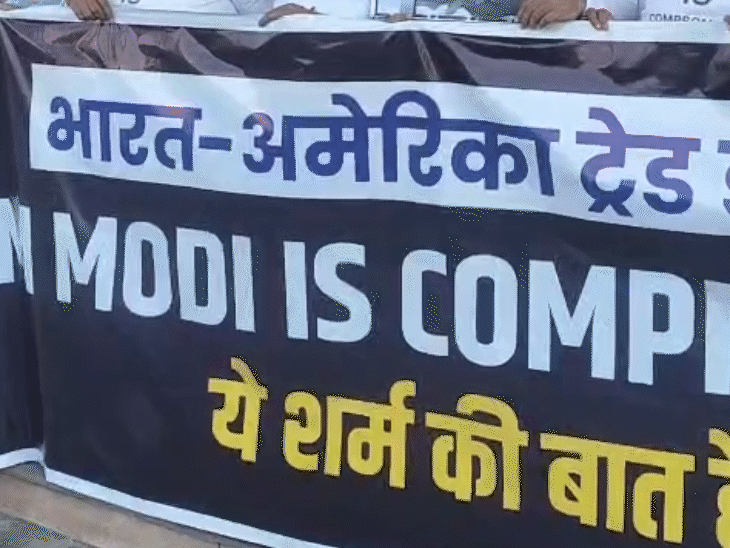 कांग्रेस विधायकों ने अपने आवास से विधानसभा तक गुरुवार सुबह पैदल मार्च निकाला।