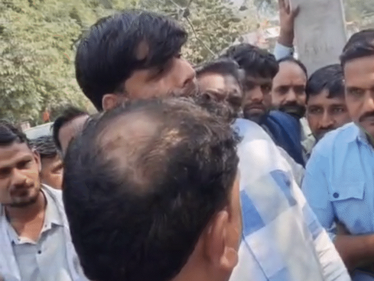 सरपंच श्रवण पाटीदार ने यूट्यूबर को थप्पड़ मारा था। इसका वीडियो सामने आया था।