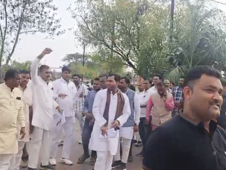 बुधवार को सरपंचों ने एसपी कार्यालय पहुंचकर यूट्यूबर की शिकायत की।