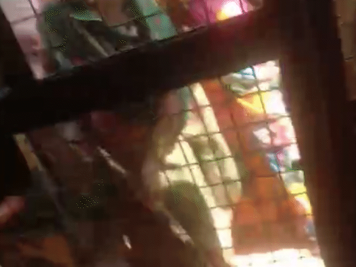 गोदाम का विरोध करने लाठियां लेकर पहुंची महिलाएं और जालियां तोड़ने का प्रयास किया।