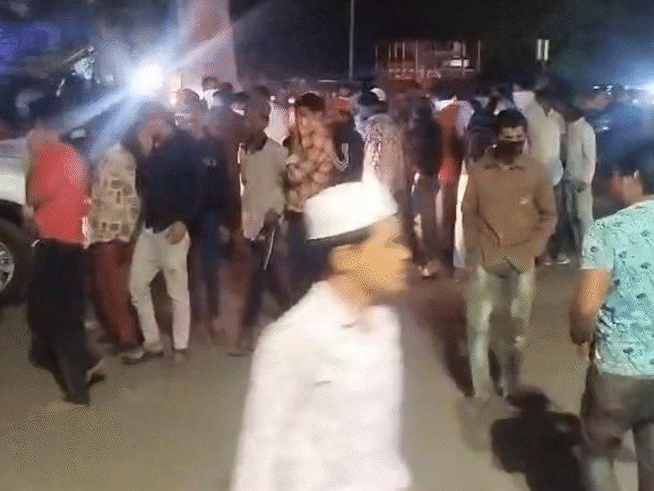 सिलेंडर को काटने के दौरान गैस रिसी। आसपास मौजूद लोगों को सांस लेने में परेशानी आई।