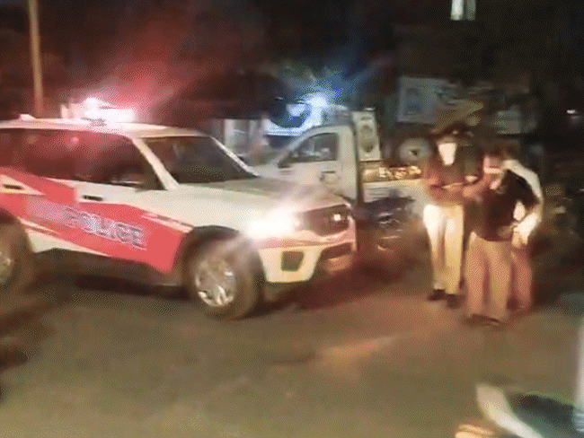 पानी के टैंकर बुलवाए गए। आसपास पानी का छिड़काव किया।