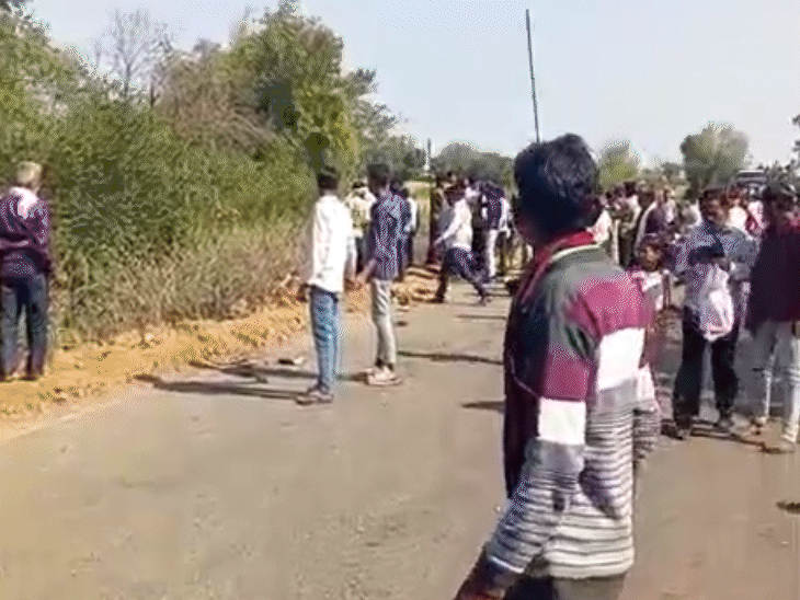 शिवपुरी में सड़क हादसे के बाद स्थानीय लोगों की भीड़ उमड़ पड़ी।