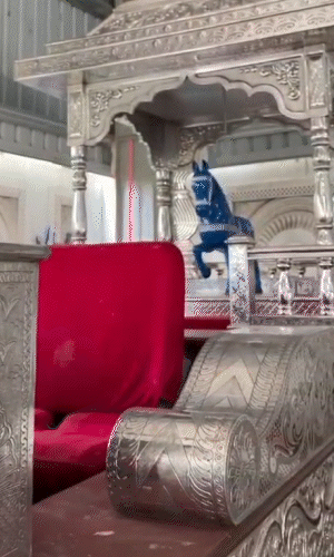 चांदी के इस भव्य रथ पर बाबा परिक्रमा के लिए निकलते हैं। इस रथ का उपयोग साल में केवल एक ही बार किया जाता है।