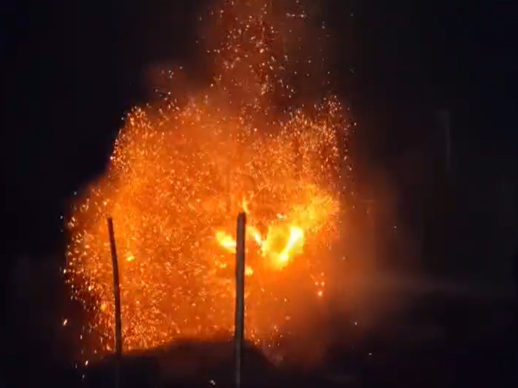 आग की निकलती लपटें।