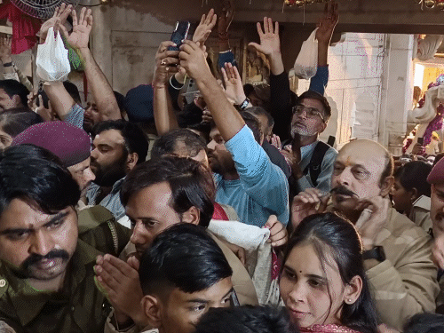 बड़ी संख्या मे भक्त खाटूश्याम बाबा के दर्शन करने पहुंचे।