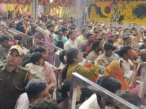 श्याम भक्त सभी 14 लाइनों में लगकर दर्शन कर रहे हैं।