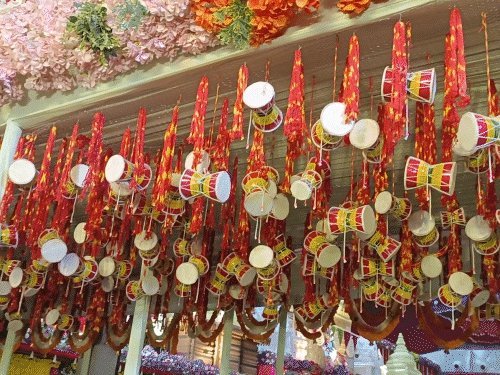 खाटूश्याम मंदिर को डमरुओं से सजाया गया।