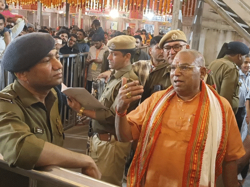 सुरक्षा के लिए पुलिस बल जगह-जगह तैनात।