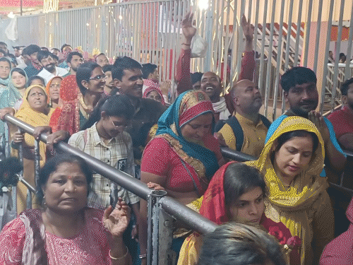 देशभर से लोग खाटूश्याम बाबा के दर्शन करने पहुंचे।