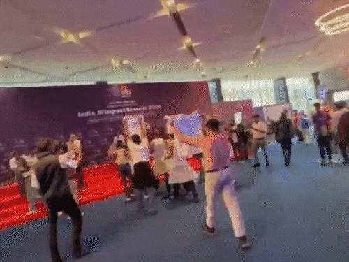 इस दौरान कुछ लोग प्रदर्शनकारियों के हाथ से टी-शर्ट लेकर फेंकते दिखे।