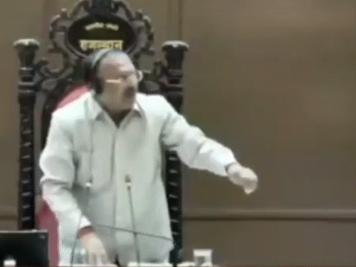 कांग्रेस विधायकों के हंगामा करने पर स्पीकर वासुदेव देवनानी ने 15 मिनट के लिए कार्यवाही स्थगित करने की घोषणा की थी।