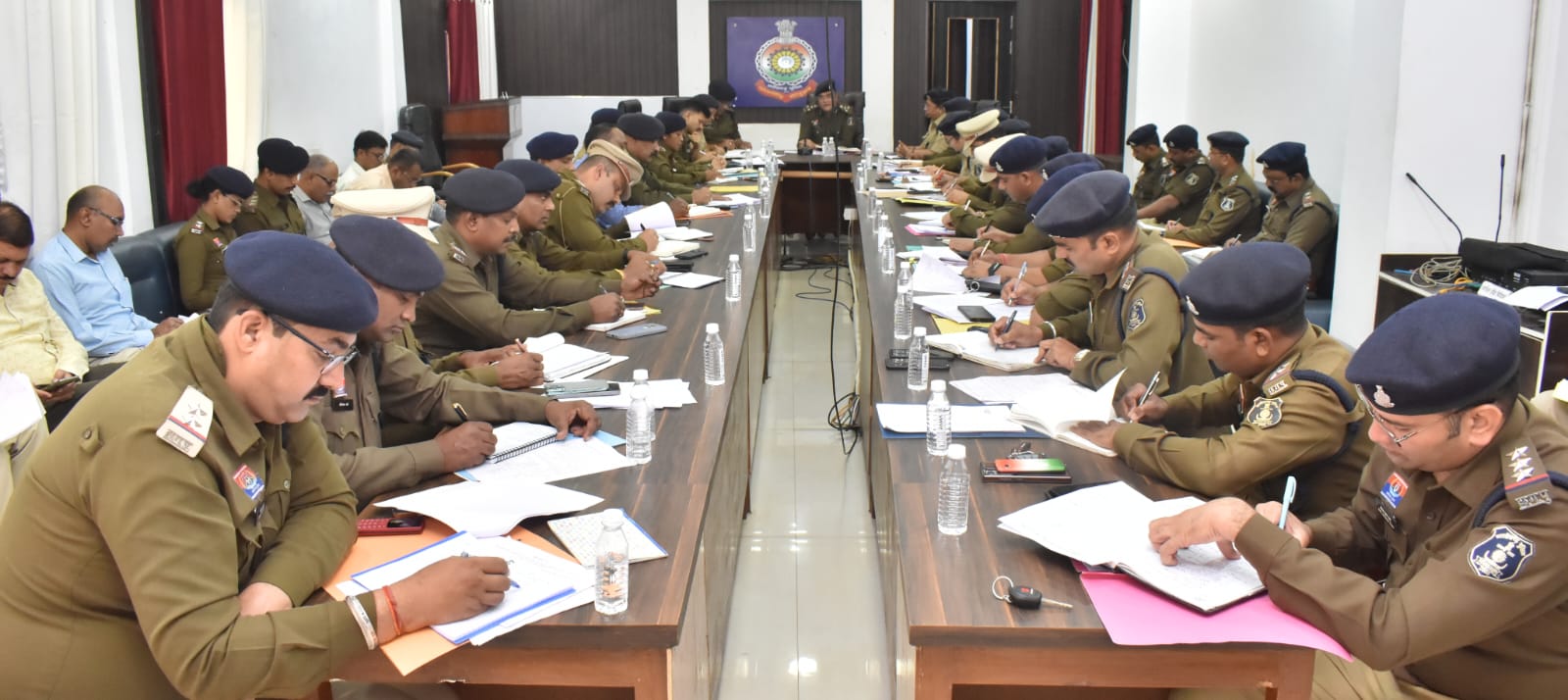 बैठक में सभी थानों के पुलिस अधिकारी रहे मौजूद।