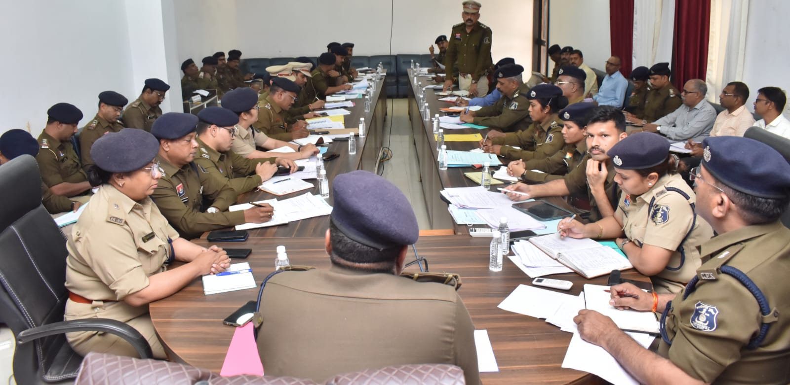 पुलिस कंट्रोल रूम में अधिकारियों ने ली बैठक।