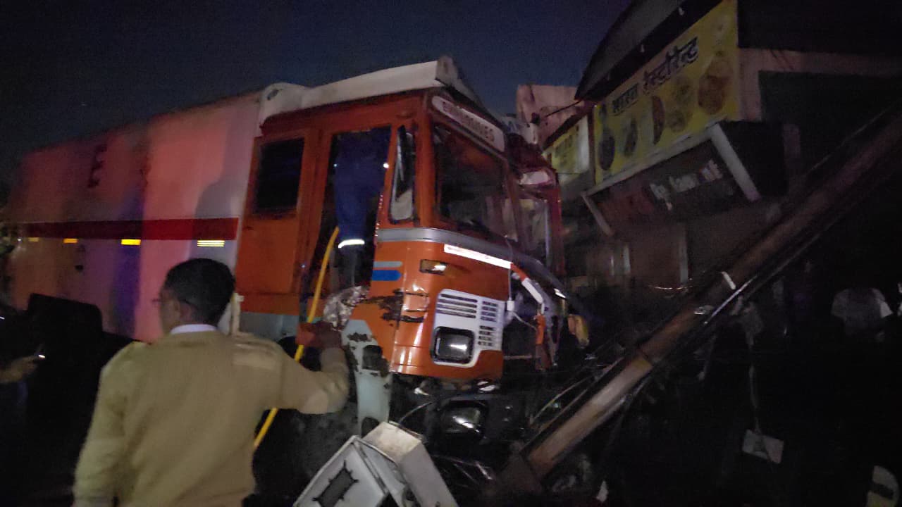 ट्रक अनियंत्रित होकर हाईवे से नीचे सर्विस रोड पर ट्रांसफॉर्मर से जा टकराई।