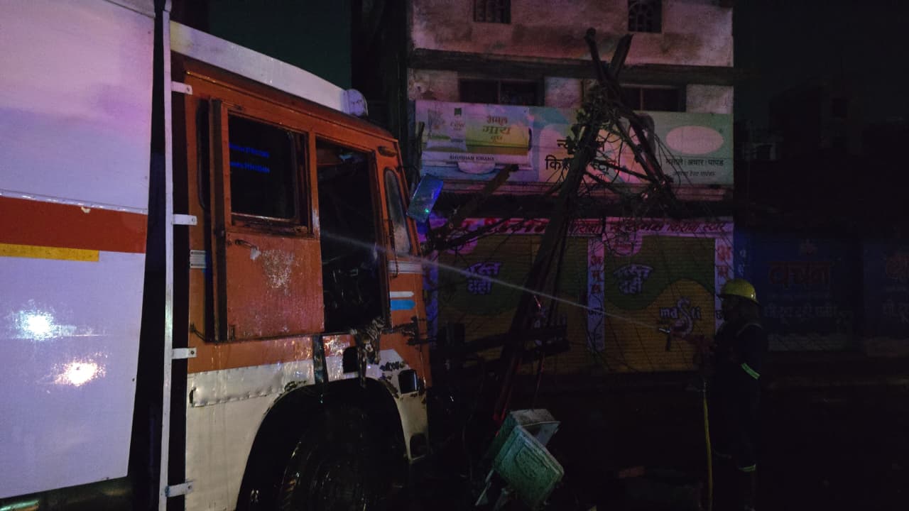 ट्रक में बड़ी मात्रा में बारूद भरा हुआ था।