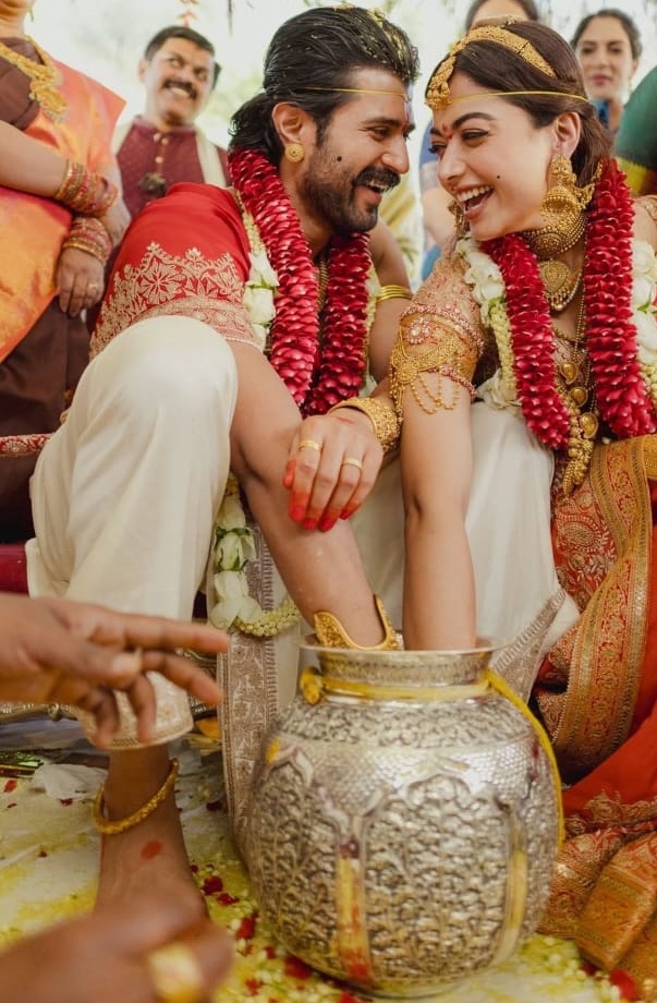 रश्मिका मंदाना और साउथ के सुपरस्टार विजय देवरकोंडा शादी के दौरान रस्में निभाते हुए।