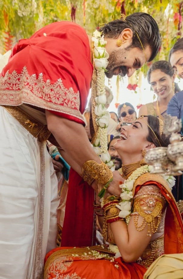 रश्मिका मंदाना और विजय देवरकोंडा ने तेलुगु फिल्मों 'गीता गोविंदम' (2018) और 'डियर कॉमरेड' (2019) में साथ काम किया है।