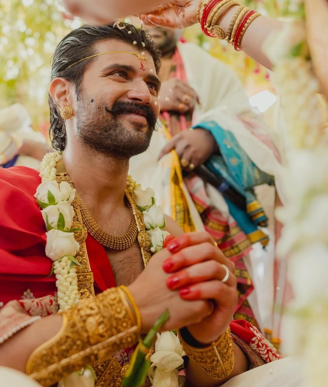 विजय ने 2011 में तेलुगु फिल्म 'नुव्विला' से फिल्मों में डेब्यू किया था।