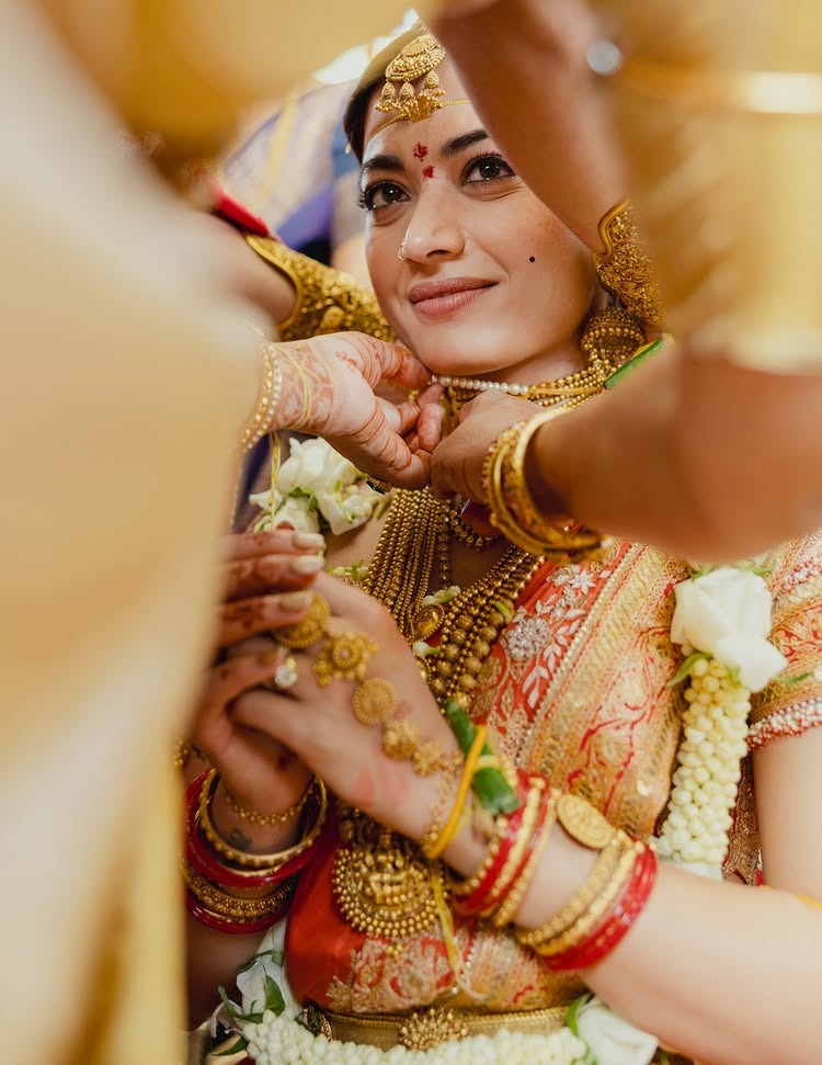 Rashmika Mandanna wore a traditional saree in the wedding, in which she looked very beautiful. The women of the family also applied black tilak on his face to protect it from evil eyes.