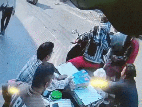 जालंधर में चोर ने पुजारी को 100 मीटर घसीटा:  बांसा वाले बाजार की घटना, स्कूटी चुराने से रोका; वारदात CCTV में कैद – Jalandhar News