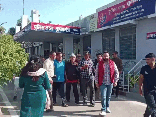 क्षेत्रवासियों ने एकजुट होकर कृष्ण गंज थाने पहुंचकर घटना की शिकायत दर्ज कराई।