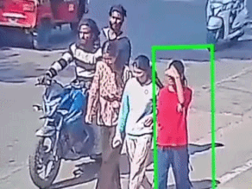 सीसीटीवी में नजर आए संदिग्ध दो बदमाश।