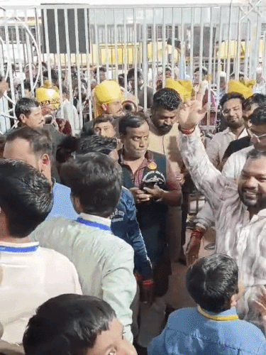 सिंगर कन्हैया मित्तल ने अपने परिवार के साथ खाटूश्यामजी के दर्शन किए।