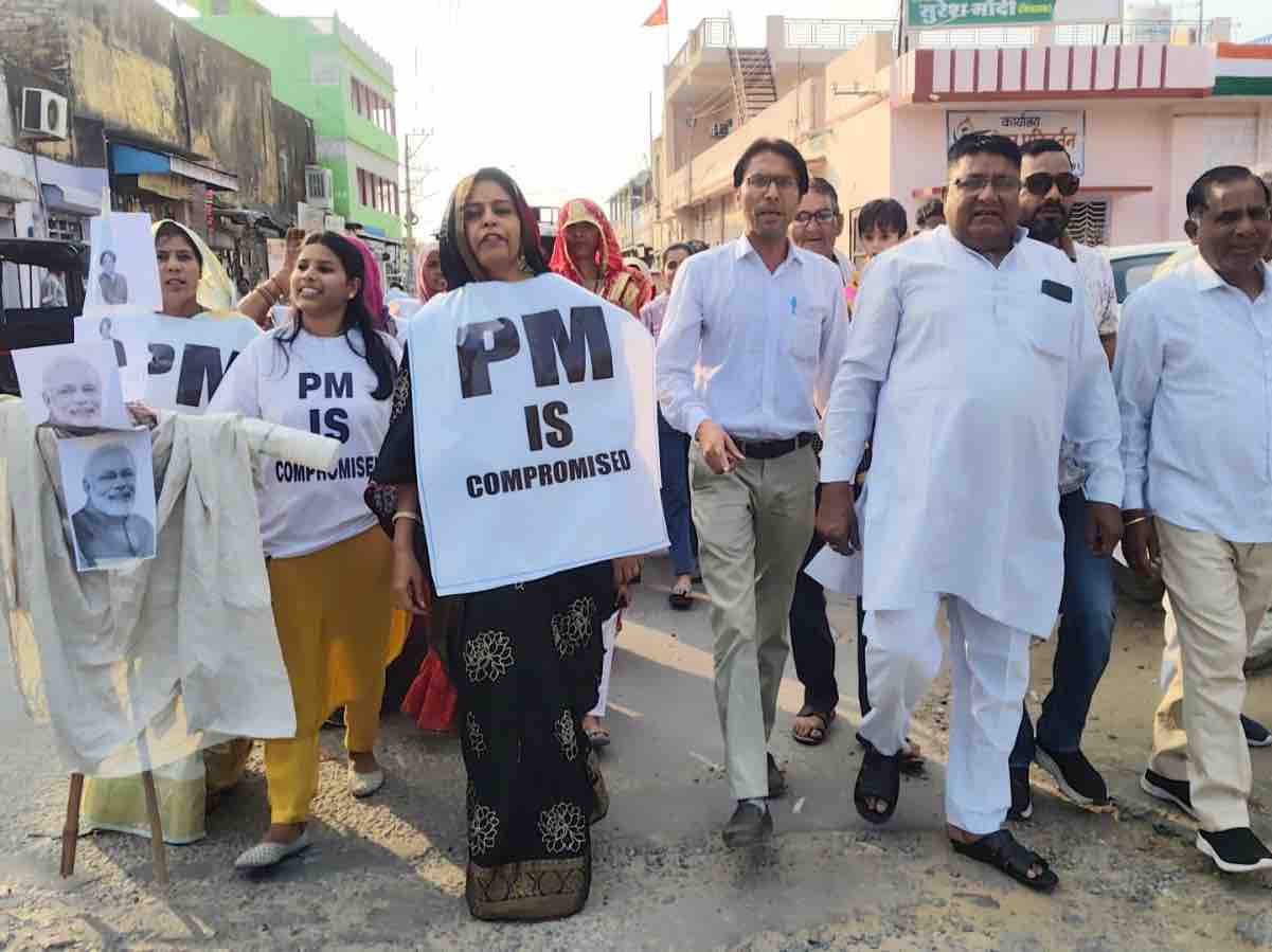 महिला कांग्रेस ने प्रदर्शन किया और नारेबाजी की।