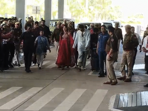 रश्मिका और विजय देवरकोंडा एक-दूसरे का हाथ थामकर उदयपुर एयरपोर्ट पहुंचे। यहां बड़ी संख्या में फैंस मौजूद थे।