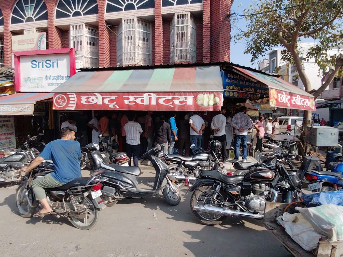 मिठाई की इस दुकान पर आकर बदमाशों ने फिरौती मांगी है।