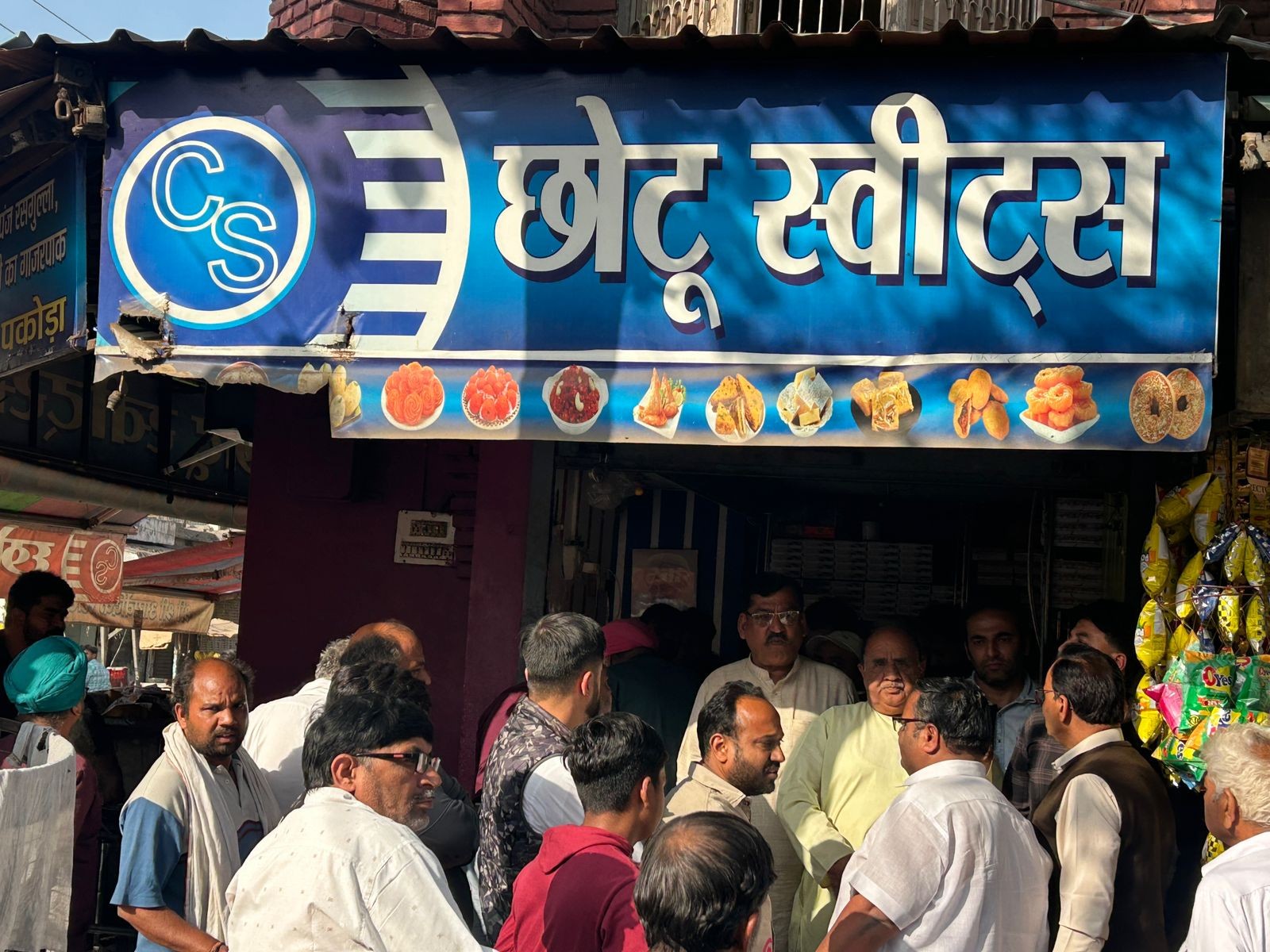 हांसी में छाेटू स्वीट्स पर फिरौती की घटना के बाद लगी भीड़। - Dainik Bhaskar