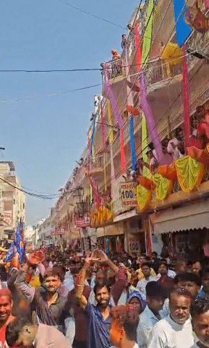 बाबा श्याम के भक्त रथ यात्रा में नाचते-गाते चल रहे हैं।