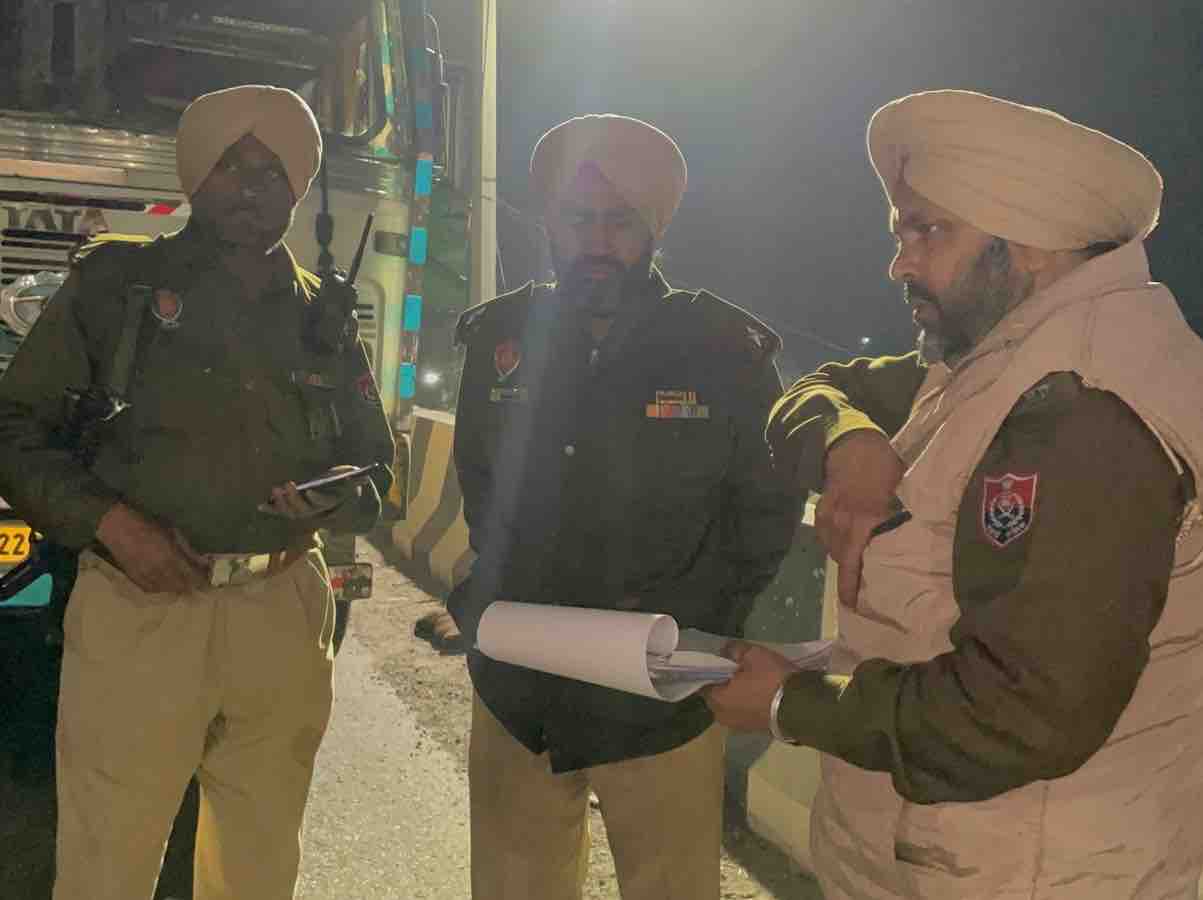 घटनास्थल पर जांच करती पुलिस।