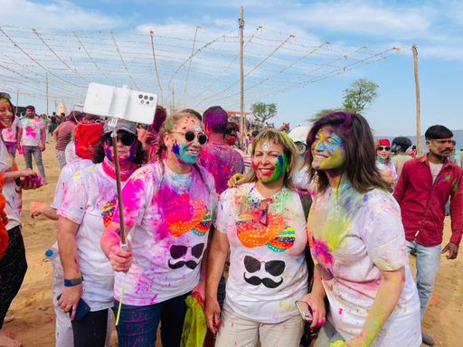 इजराइल, यूके, यूएसए, लंदन, अमेरिका, जापान समेत कई देशों से पर्यटक होली मनाने राजस्थान आते हैं। (फाइल फोटो)