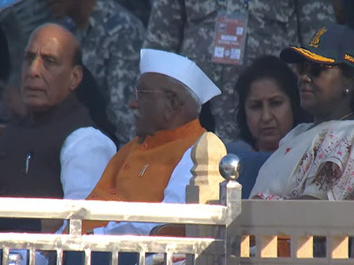 राष्ट्रपति द्रौपदी मुर्मू, राज्यपाल हरिभाऊ बागडे और राजनाथ सिंह युद्धाभ्यास देखते हुए।