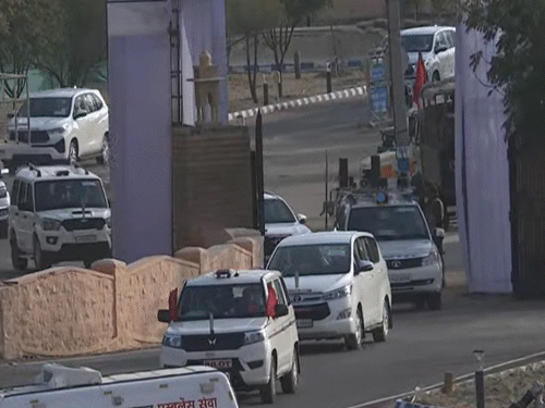 युद्धाभ्यास वायु शक्ति 2026 देखने के लिए जाता राष्ट्रपति द्रौपदी मुर्मू का काफिला।