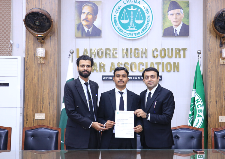 लाहौर हाई कोर्ट के सचिव फरुख इलियास चीमा और एग्जीक्यूटिव कमेटी के चेयरमैन एडवोकेट उसामा राठौर चंगेजी संधू को नियुक्ति पत्र प्रदान करते हुए।