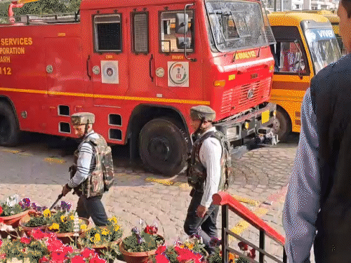 चंडीगढ़ के स्कूल में जांच करती पुलिस और बम स्कॉड दस्ता।