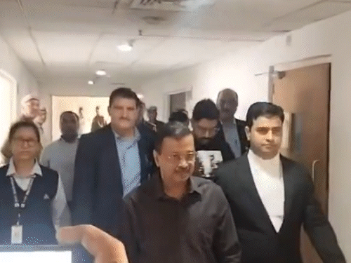 कोर्ट में बरी होने के बाद हंसते हुए बाहर आते अरविंद केजरीवाल।