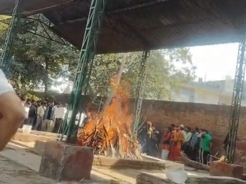 सीन 2. रिंकू के बड़े भाई सोनू ने पिता की चिता को मुखाग्नि दी। परिवार के सभी लोग श्मशान घाट पर मौजूद रहे।